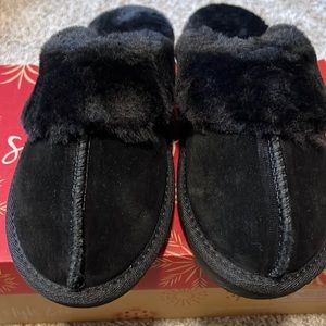 NWT women’s black fur slippers SZ 9.  Excellent box condition comes w/slippers